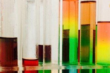 Tubes à essai avec solutions colorées