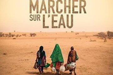 Alors que l’eau est un bien essentiel, aujourd’hui plus de 2 milliards de personnes n’ont pas accès à l’eau potable. Cette situation empire d’année en année, l’eau devenant plus rare et moins salubre en raison du dérèglement climatique.  MARCHER SUR L’EAU est un film documentaire qui permet d’ouvrir les yeux sur l’ampleur et l’urgence de la crise de l’eau. 