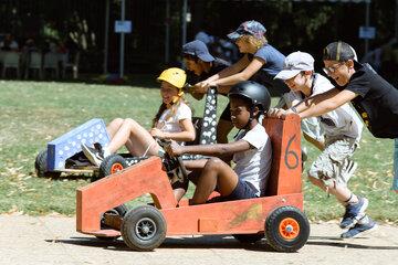 enfants poussant un push-car