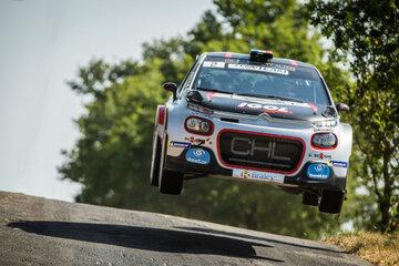 Voiture de rallye en plein saut