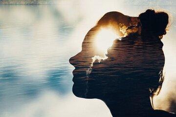 Silhouette sombre d'un visage sur un lac