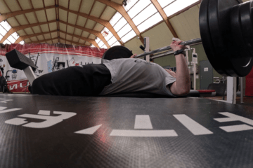 Puissance en éveloppé couché Un athlète réalise un développé couché explosif