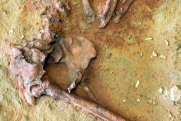 Squelette d'une femme ayant vécu il y a 24000 ans Le squelette de cette femme témoigne des pratiques funéraires il y a environ 24 000 ans mais il est aussi un précieux indicateur de la mobilité de ces populations anciennes grâces à la conservation des jambes dont la structure des os peut être analysée à l'aide d’un scanner.
