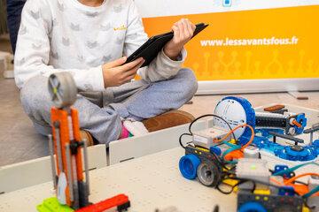 Enfant qui joue avec un robot