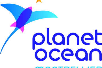 logo de planet ocean avec une raie-fusée