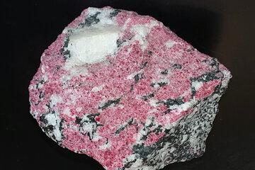 Syénite néphélinique contenant de l’eudialyte Syénite néphélinique contenant de l’eudialyte