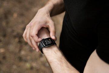 homme regarde sa montre