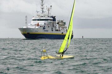 Robot voilier VAIMOS et le navire océanographique Thalassa. Ifremer. 