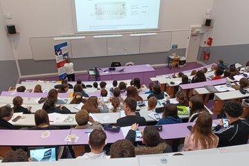 Présentation des actions de l’association Femmes et Sciences par Gaëlle Friocourt et Cécile Voisset devant une classe de 1ère de l'Amiral Ronac'h. Présentation des actions de l’association Femmes et Sciences par Gaëlle Friocourt et Cécile Voisset devant une classe de 1ère de l'Amiral Ronac'h.