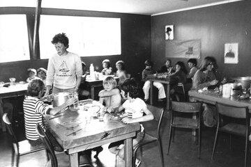 Groupe d'enfants à la cantine en classe de mer