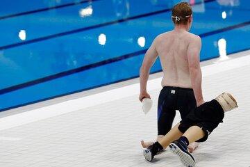 Un nageur handisport au bord de la piscine