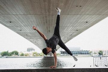 Personne qui fait du breakdance