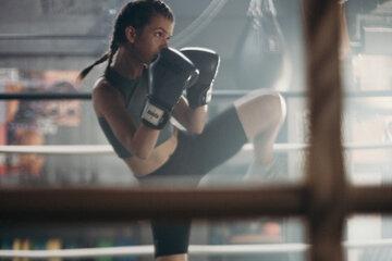 Une boxeuse qui contre un coup