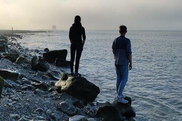 "Quand viendra la vague" : perchés sur un rocher, les deux comédiens regardent la mer et l'horizon