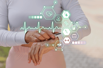 Une personne qui regarde les indicateurs de santé sur une montre connectée