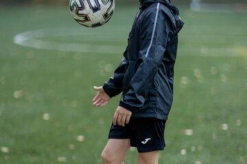 Enfant qui joue au ballon