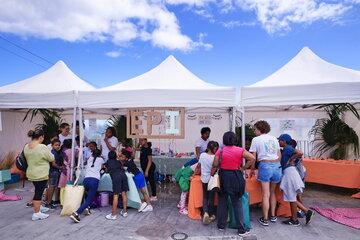 Visuel de l'animation lors de la Fête de la science 2022 des enfants devant un stand avec une animation