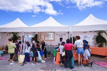 des enfants devant un stand avec une animation