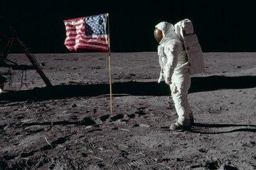 Neil Amstrong sur la Lune et le drapeau américain