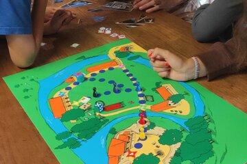 enfants jouant au jeu de plateau "Disparition au Musée"