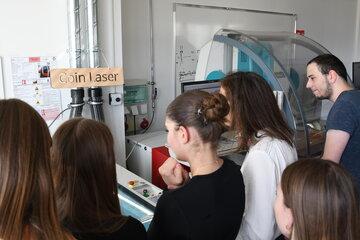 Des collégiennes devant la découpeuse laser