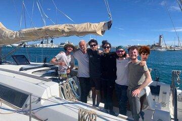 Les 6 étudiants en compagnie de leur formateur de voile