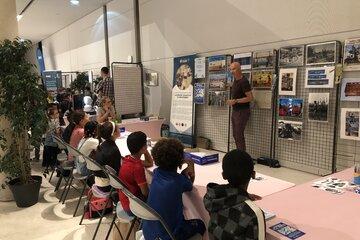 Accueil d'une classe sur le stand des Archives lors du Festival des Sciences de Marseille 2023.
