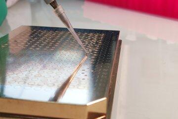 La spectrométrie de masse, un outil pour voir l’invisible Quelles substances se trouvent dans une goutte ? Préparation d'un échantillon pour une analyse en spectrométrie de masse MALDI-TOF.