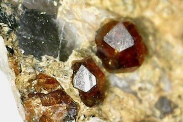 Micro-grenat sur Feldspath cristalisé