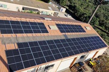 Toiture installée en PV à Aureille sur le bâtiment des services techniques de la commune.