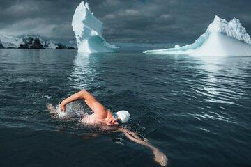 Nage en eau libre et en eau glacée : un sport en pleine émancipation dont la pratique comporte des risques. L'équipe de Recherche Vertex accompagne ces nageurs de l'extrême dans leurs défis pour comprendre comment le corps s'adapte dans ce milieu. 