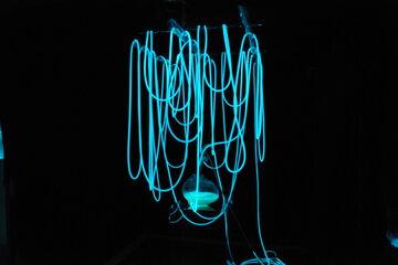 Cube 2x2x2 m, tuyau silicone, liquide bioluminescent, sculpture verre.