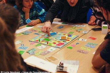 Jeunes jouant à un jeu de plateau