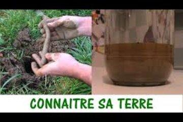 des mains et de la terre formée en boudin