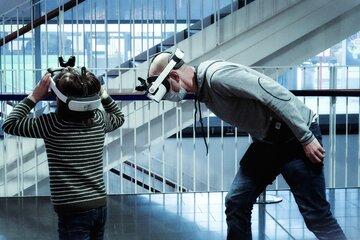 Un homme et un garçon ont des casques de réalité virtuelle
