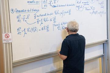 Cours de physique à l'INSA. Les problèmes de Fermi ne nécessitent pas ce type de calcul ! Cours de physique à l'INSA.