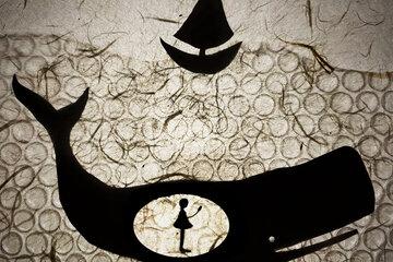 Une marionnette de baleine nage dans l'océan