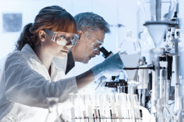 Une scientifique mène une expérience