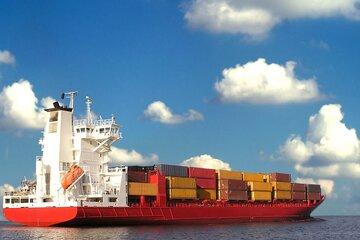 Un cargo transporte des marchandises