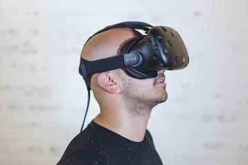 Un homme porte un casque de réalité virtuelle
