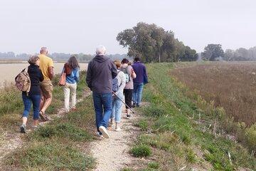 Groupe de personne sur une digue
