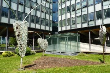 Jardin des Sculptures d'Adam Steiner, pièces métalliques figurant des cellules