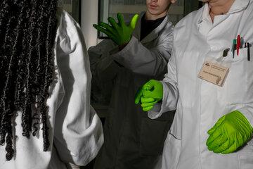 Trois chercheurs se préparent à réaliser une expérience