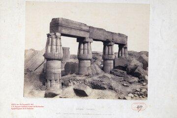 Vue du temple de Karnak par F. Teynard (Egypte, hiver 1851-1852) En Egypte, dans le temple de Karnak pendant l'hiver 1851-1852. Vue du vestibule du "Jardin botanique" de Thoutmosis III (XVIIIème dynastie) par Félix Teynard.