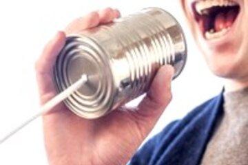 Enfant parlant dans un "Yaourtophone"