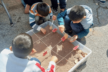 enfant qui cherchent des fossiles