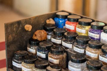 Les matériaux de la couleur Malle pédagogique contenant pigments, colorants, liants et mordants.