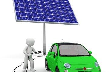 Image d'une voiture électrique rechargée avec des panneaux solaires