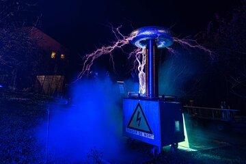 Démonstration des effets du courant haute fréquence avec des bobines Tesla et lampe plasma