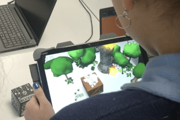 Usager teste la diffusion de son univers interacif sur tablette  (application Edu Co space/ Delightex) sur son merge cube (obejt physique) pendant un atelier.